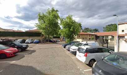 1 Place du Clocher Parking, Parking à Saint-Genis-Laval
