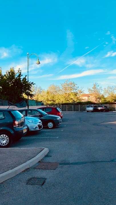 PARKING De La FERRAGE - SÉNAS, Parking à Sénas