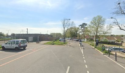 Villiers Neauphle P2 P+R Station Car Park - EFFIA, Parking à Villiers-Saint-Frédéric